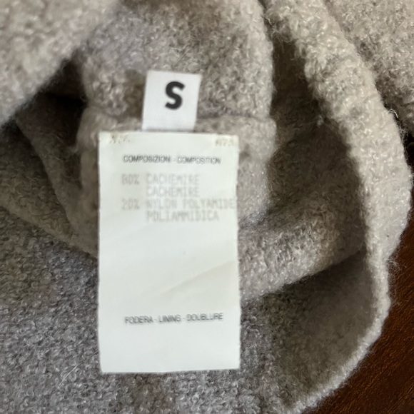Gucci grey turtleneck 80% cashmere/ 20% nylon, see pics. Super warm and cozy! - Picture 7 of 8